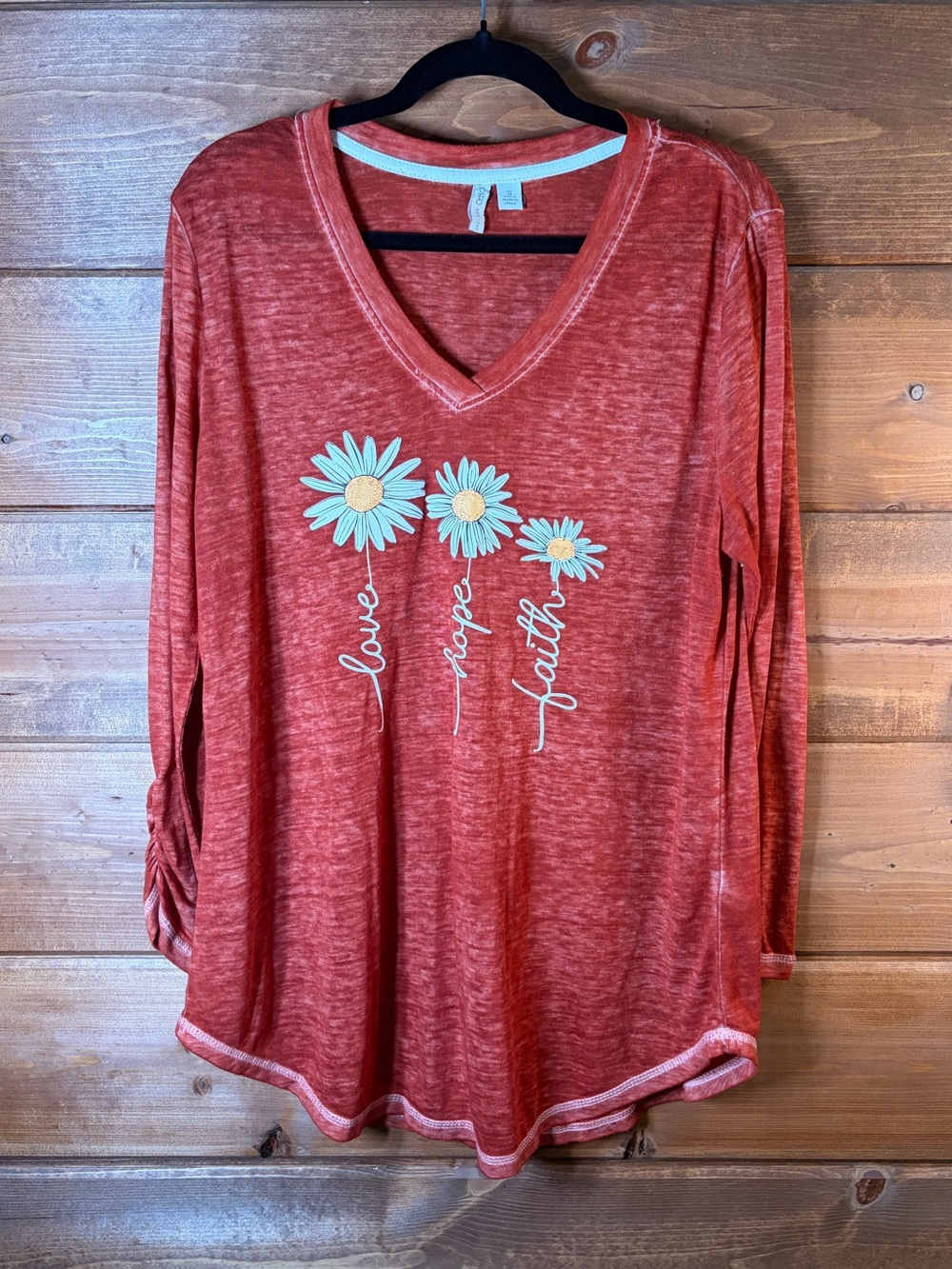 Cato Red V-Neck Long Sleeve Tee w/Live Hope Faith Daisy Graphic Size Small 🌼❤️